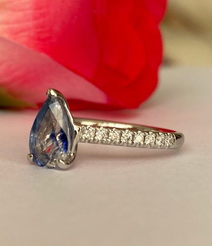 54 ALGT - Bague cocktail en or blanc, saphir de Ceylan et diamants 58 Facettes ring
