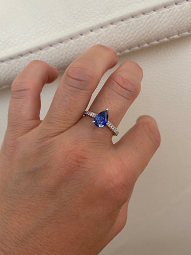 54 ALGT - Bague cocktail en or blanc, saphir de Ceylan et diamants 58 Facettes ring