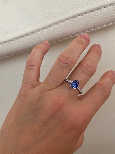54 ALGT - Bague cocktail en or blanc, saphir de Ceylan et diamants 58 Facettes ring