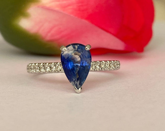 54 ALGT - Bague cocktail en or blanc, saphir de Ceylan et diamants 58 Facettes ring