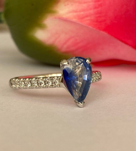 54 ALGT - Bague cocktail en or blanc, saphir de Ceylan et diamants 58 Facettes ring