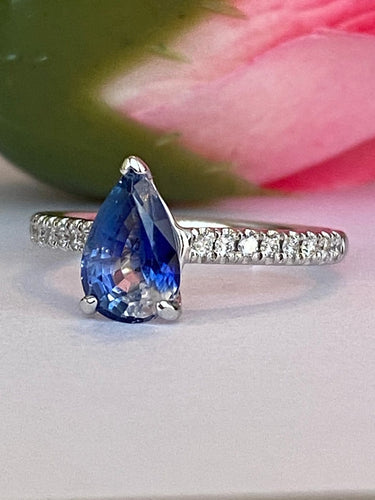 54 ALGT - Bague cocktail en or blanc, saphir de Ceylan et diamants 58 Facettes ring