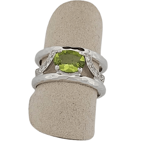 Bague péridot en or blanc et diamants