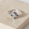 51 Bague vintage en or blanc avec saphirs et diamant 58 Facettes HJ062649