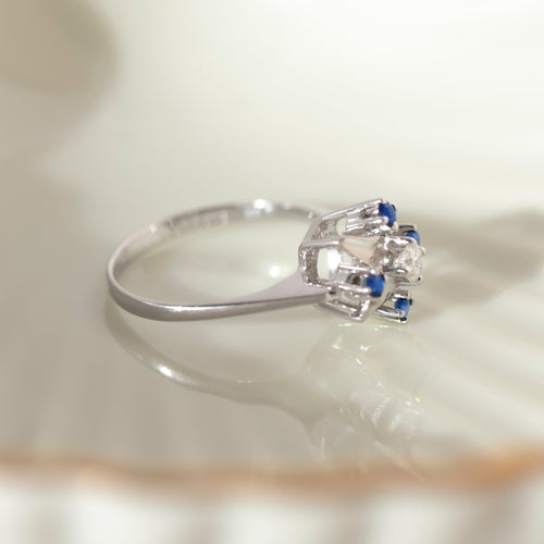 51 Bague vintage en or blanc avec saphirs et diamant 58 Facettes HJ062649