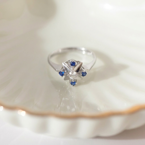 51 Bague vintage en or blanc avec saphirs et diamant 58 Facettes HJ062649