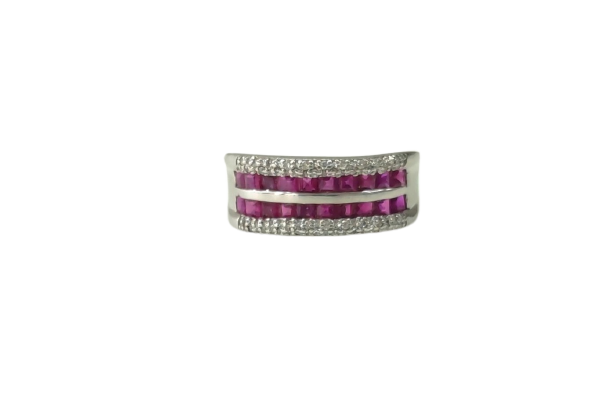 Bague bandeau en or blanc, rubis et diamants