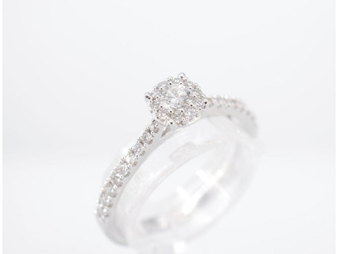 53 Bague halo en or blanc et diamants 58 Facettes 1003
