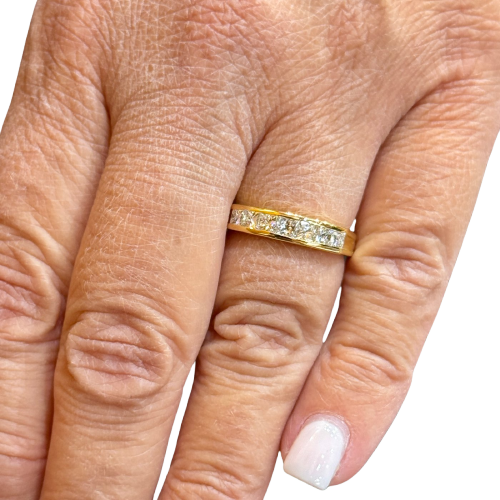 Demi-alliance en or jaune et diamants