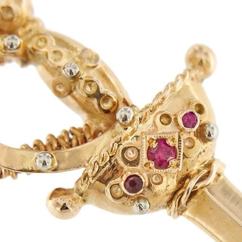 Broche Broche épée vintage en or jaune 18 ct et rubis 58 Facettes 34307