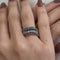 Bague Bague rivière ondulée en or blanc 18 ct avec émeraudes, saphirs, rubis et diamants 58 Facettes 33645