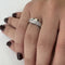 Bague 55 Bague contrariée en or blanc 18 ct sertie de diamants 58 Facettes 18525