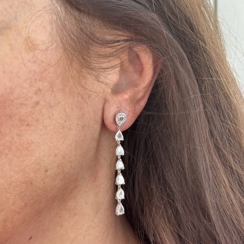 Boucles d'oreilles Boucles d’oreilles pendantes goutte en or blanc 18 ct et diamants 58 Facettes 36383
