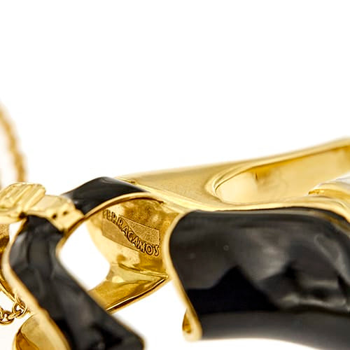 Collier Salvatore Ferragamo New Renaissance - Collier long en or jaune avec pendentif sandale émaillée 58 Facettes 39527