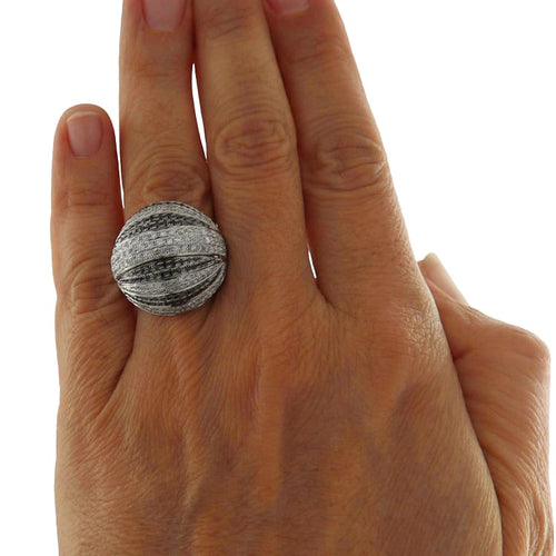 Bague Bague dôme en or blanc pavée de diamants blancs et noirs 58 Facettes G3850