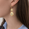 Boucles d'oreilles Boucles d'oreilles pendantes ajourées en or jaune 18 carats émaillées 58 Facettes 33346