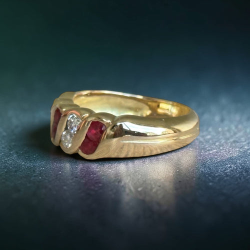 Bague 55 Bague jonc torsadée rubis et diamants en or jaune 18 carats 58 Facettes 97