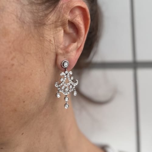 Boucles d'oreilles Boucles d’oreilles pendantes chandelier en or blanc 18 ct et diamants 58 Facettes 33777O