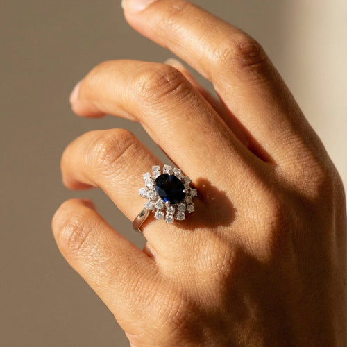 Bague 53 Bague vintage en or blanc 14 carats avec saphir bleu et diamants 58 Facettes