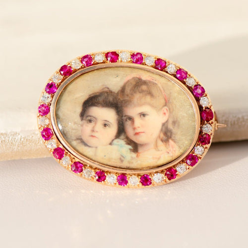 Broche Broche portrait antique ovale en or jaune 14 carats, rubis et diamants 58 Facettes