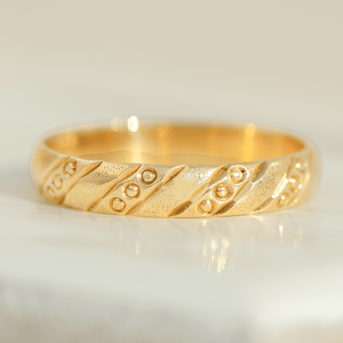 Bague 54.5 Bague vintage en or jaune 14 carats (585) à gravure structurée 58 Facettes
