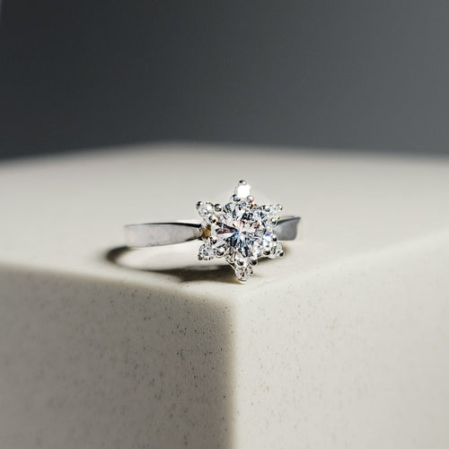 Bague 56 Bague solitaire en or blanc 585 avec diamant et brillants 58 Facettes 3026