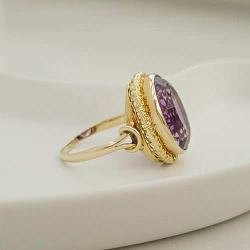 Bague 67 Bague vintage en or jaune 14K avec améthyste ovale 58 Facettes 3135