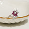 Bague 53 Bague florale en or blanc 18 carats avec diamants et rubis 58 Facettes 2786
