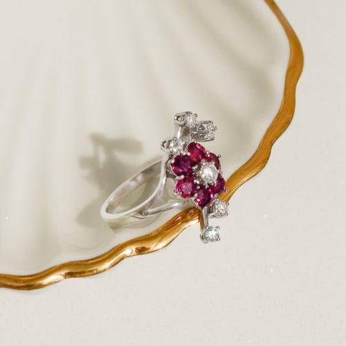 Bague 53 Bague florale en or blanc 18 carats avec diamants et rubis 58 Facettes 2786
