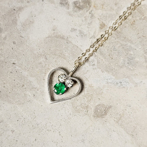 Collier Chaîne en or blanc 14 carats avec pendentif cœur, diamants et émeraude 58 Facettes 2743