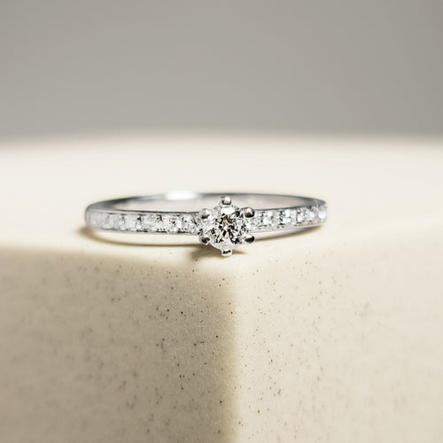 Bague 52.5 Bague halo en platine 950 avec diamants taille brillant 58 Facettes 2821