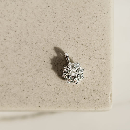 Pendentif Pendentif en or blanc serti de 9 diamants taille brillant 58 Facettes 2480