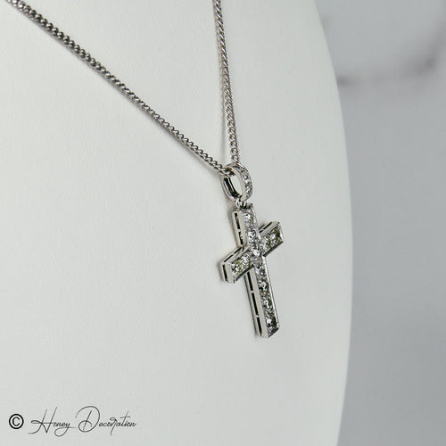 Pendentif Pendentif croix ancien en or blanc 14 carats et diamants 58 Facettes 2367