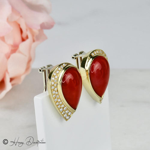 Boucles d'oreilles Ohrclips - Boucles d’oreilles en or jaune 18 carats, corail et diamants 58 Facettes 1850