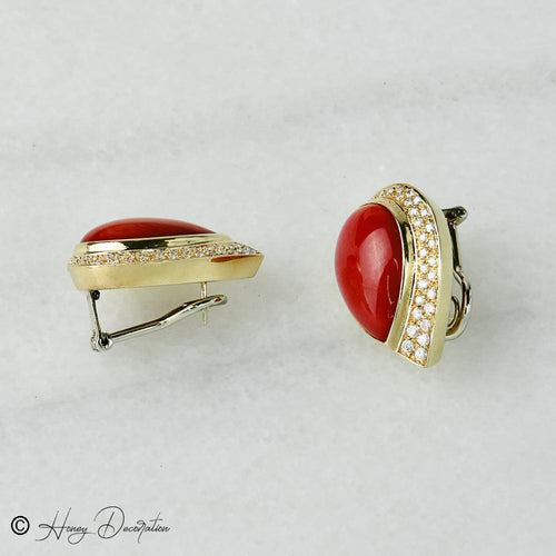 Boucles d'oreilles Ohrclips - Boucles d’oreilles en or jaune 18 carats, corail et diamants 58 Facettes 1850