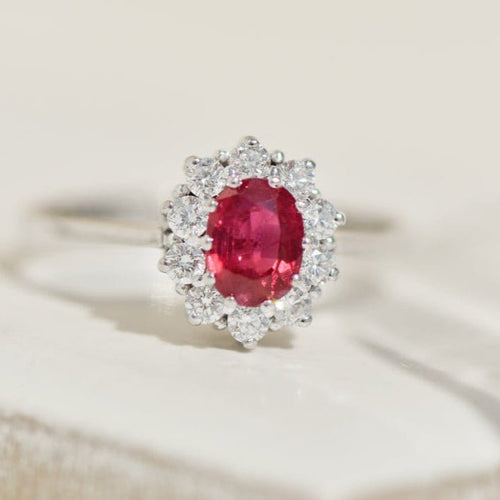 Bague 59 Bague entourage - Rubis ovale et diamants en or blanc 14 carats 58 Facettes