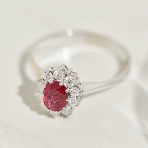 Bague 59 Bague entourage - Rubis ovale et diamants en or blanc 14 carats 58 Facettes