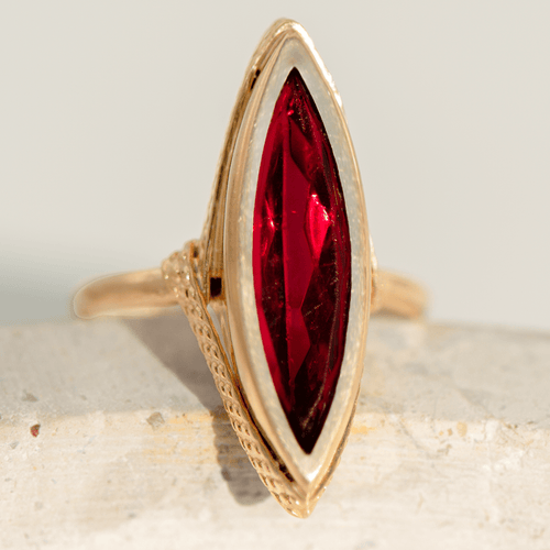 Bague 52 Bague navette vintage en or jaune 18 carats avec rubis synthétique 58 Facettes