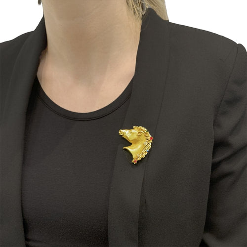 Broche Broche "protomée de cheval", or jaune, diamants, rubis, saphir et émeraude. 58 Facettes 35110
