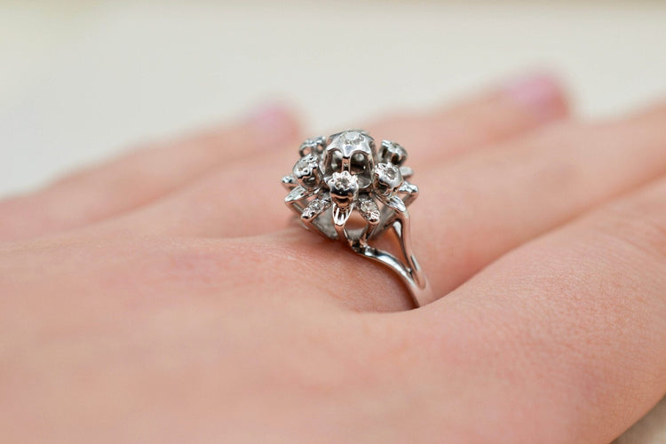 Bague 58 Bague florale en or blanc 18 carats et diamants 58 Facettes 3684
