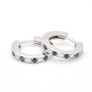 Boucles d'oreilles Boucles d’oreilles créoles en or blanc 18 kt avec saphirs et diamants 58 Facettes 8084