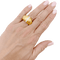 Bague 52 Bague bombée en or jaune 750 texturé et diamants princesse 58 Facettes 34692