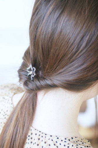 Peigne à cheveux nœud en corne, métal argenté et pierres du Rhin 58 Facettes