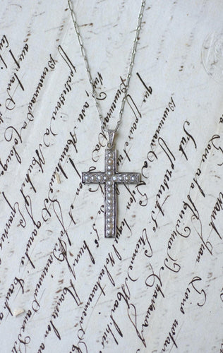 https://cdn.shopify.com/s/files/1/0075/4588/0666/files/pendentif-croix-art-deco-perles-et-diamants-3667789.jpg?v=1758624605