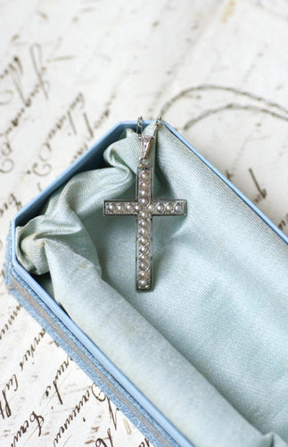 https://cdn.shopify.com/s/files/1/0075/4588/0666/files/pendentif-croix-art-deco-perles-et-diamants-6079631.jpg?v=1758624607