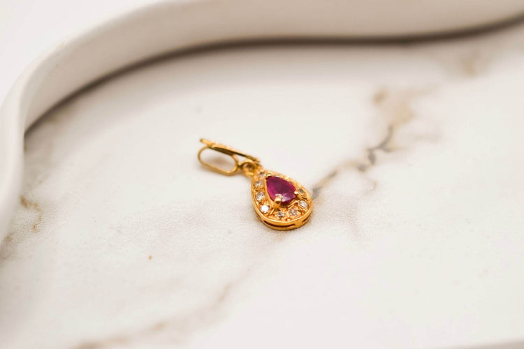 Pendentif Pendentif fleur de lys en or jaune 18k, rubis et diamants 58 Facettes 3842