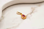 Pendentif Pendentif fleur de lys en or jaune 18k, rubis et diamants 58 Facettes 3842
