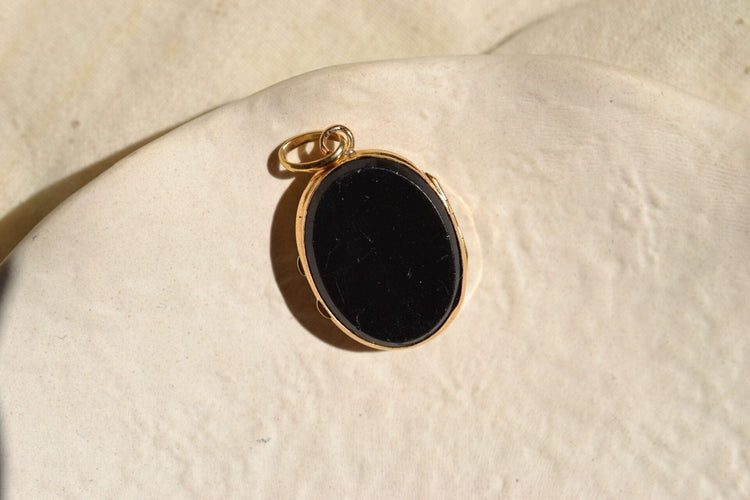 Pendentif Pendentif ouvrant porte-photos en or jaune 18 carats et onyx 58 Facettes 3484