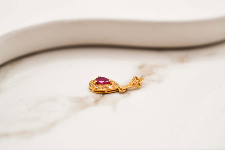 Pendentif Pendentif fleur de lys en or jaune 18k, rubis et diamants 58 Facettes 3842