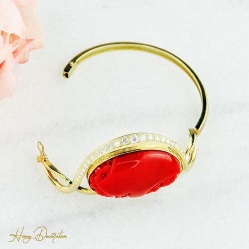 Bracelet Armband jonc en or jaune 750 avec corail gravé et diamants 58 Facettes 1852